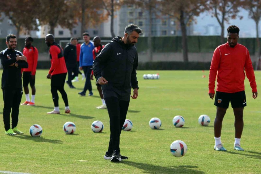 Sinan Kaloğlu: "milli Takım Öncesi Oynanan Maçlarda Özgüvenimiz Biraz Yükseldi"