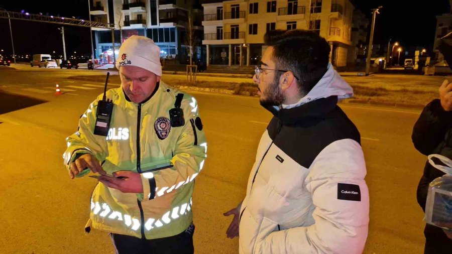 Yetersiz Ehliyetle Yakalandı, “öğrenci Adamım Halimden Anla” Dedi