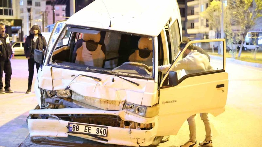 Minibüsün Çarptığı Elektrik Direği Balkona Düştü: 3 Yaralı