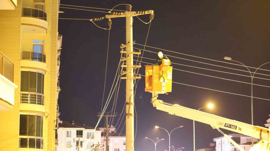 Minibüsün Çarptığı Elektrik Direği Balkona Düştü: 3 Yaralı