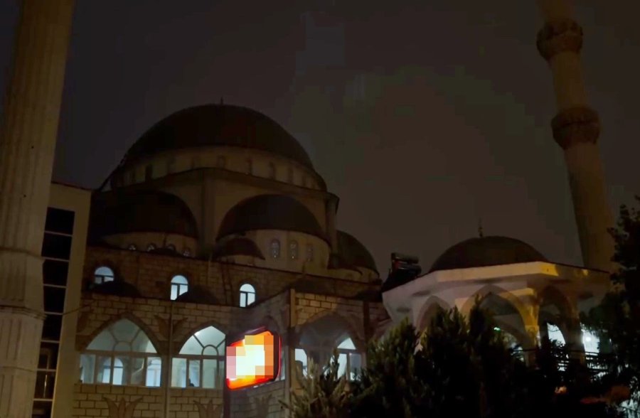 Müezzin Ve Cemaati Camiye Sokmayan Eli Bıçaklı Şahıs, Cemaat Tarafından Taşla Kovalandı