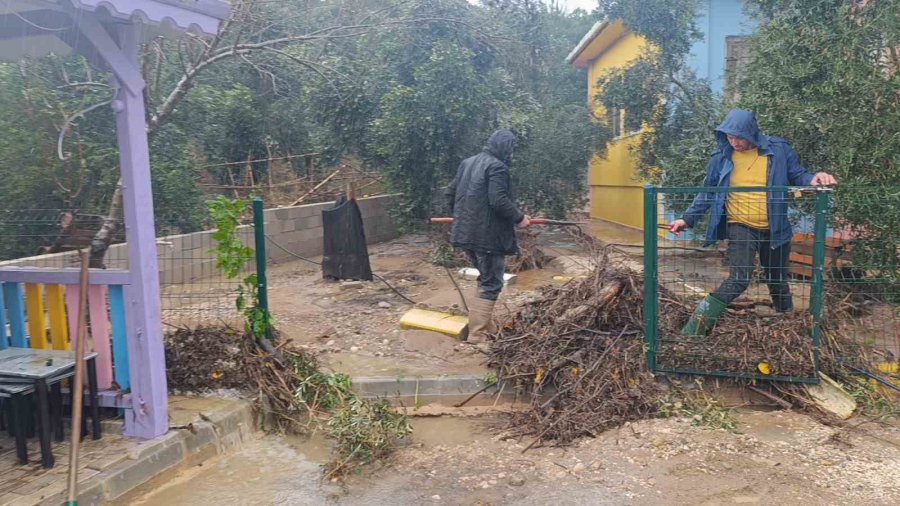 Sel Suları İstinat Duvarını Yıktı, İlköğretim Okulu Sele Teslim Oldu