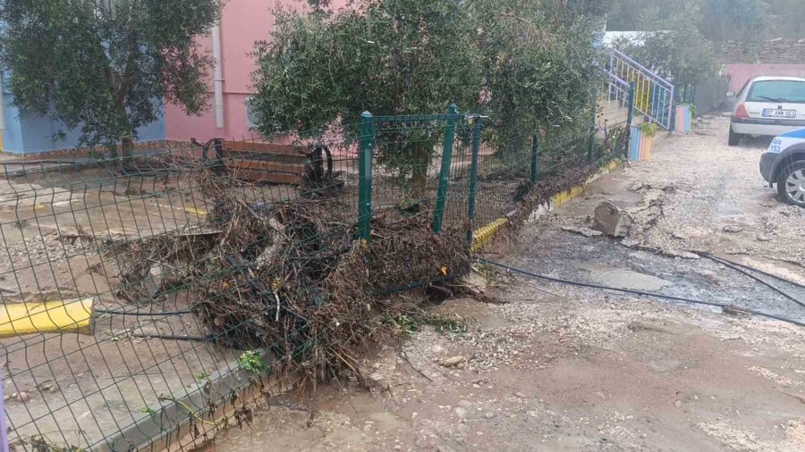 Sel Suları İstinat Duvarını Yıktı, İlköğretim Okulu Sele Teslim Oldu