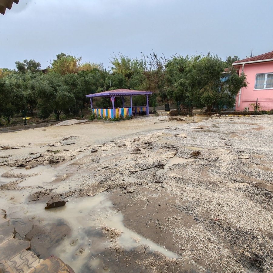 Sel Suları İstinat Duvarını Yıktı, İlköğretim Okulu Sele Teslim Oldu