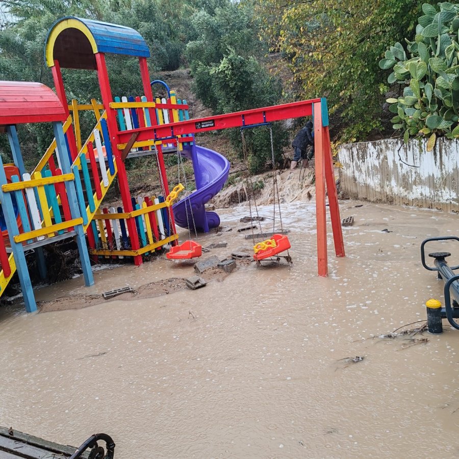 Sel Suları İstinat Duvarını Yıktı, İlköğretim Okulu Sele Teslim Oldu