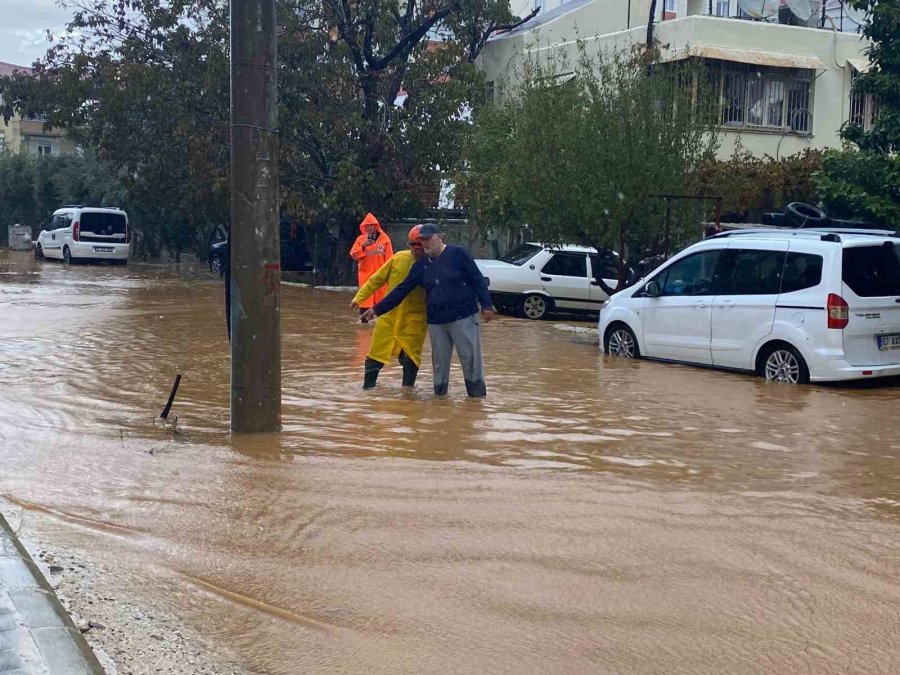 Evde Mahsur Kalan Yaşlı Adam İle Kızı Ve Oğlu Kurtarıldı