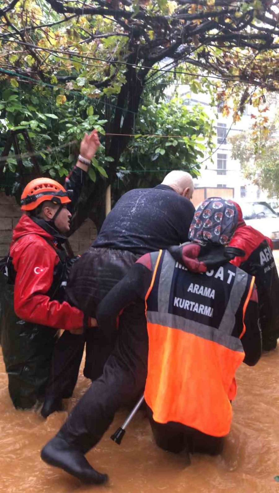 Evde Mahsur Kalan Yaşlı Adam İle Kızı Ve Oğlu Kurtarıldı