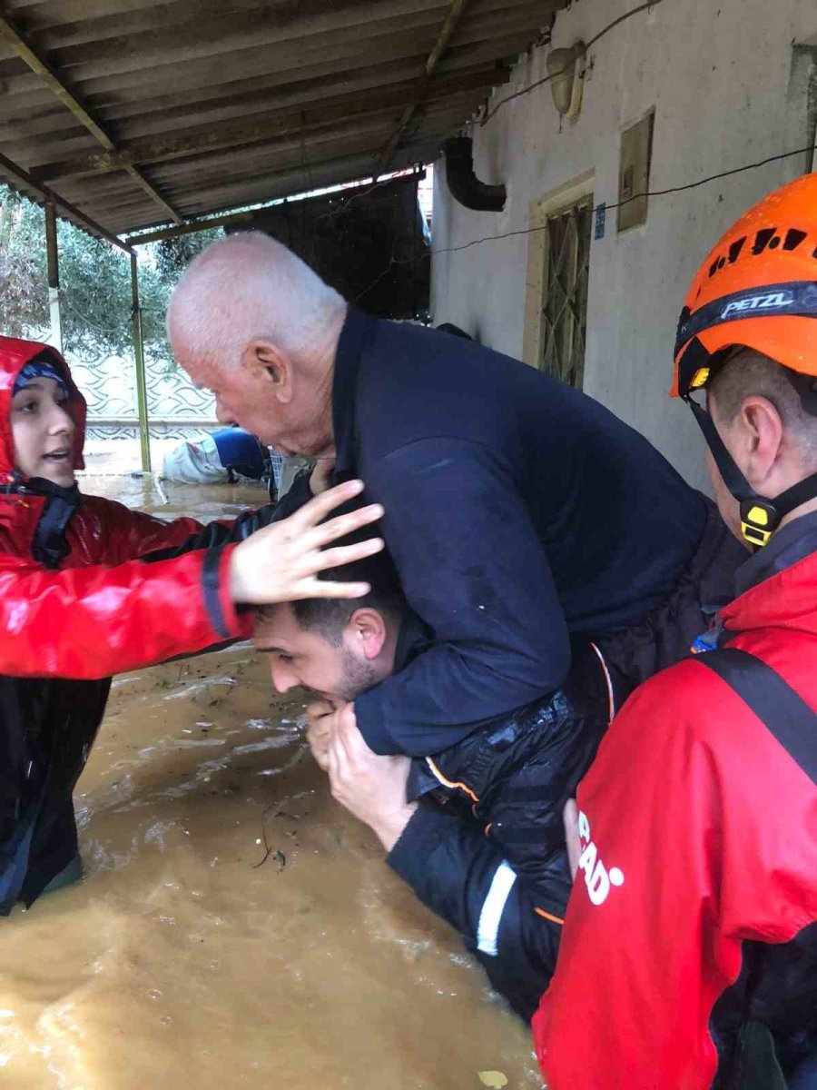 Evde Mahsur Kalan Yaşlı Adam İle Kızı Ve Oğlu Kurtarıldı