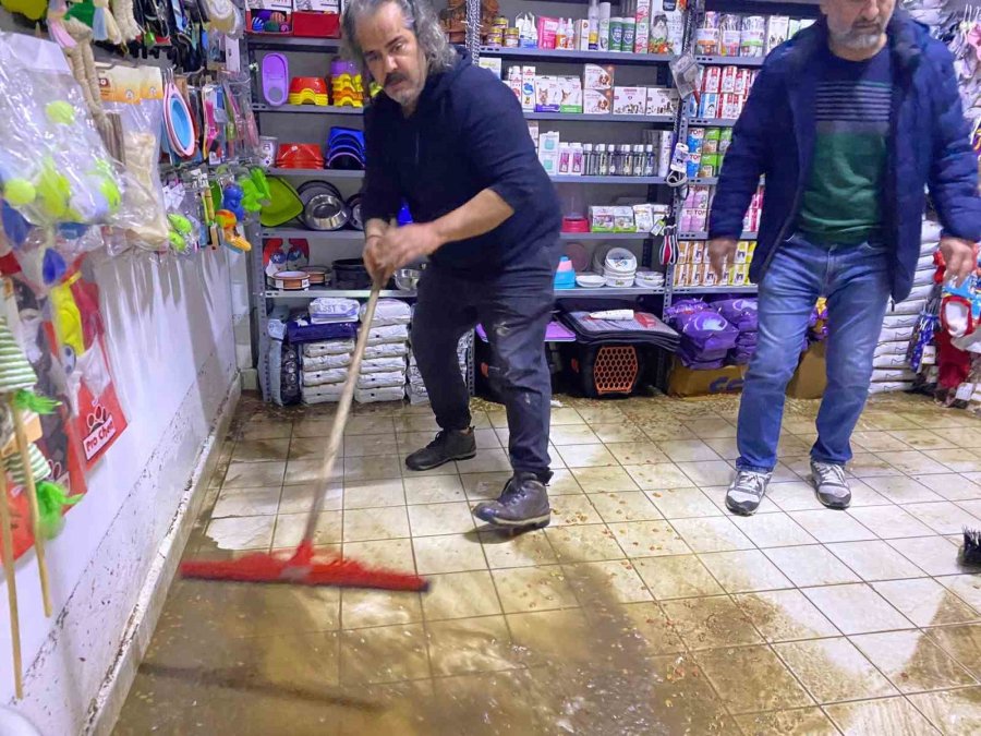 Serik’te Sağanak Etkili Oldu, Yollar Göle Döndü, İş Yerlerini Su Bastı