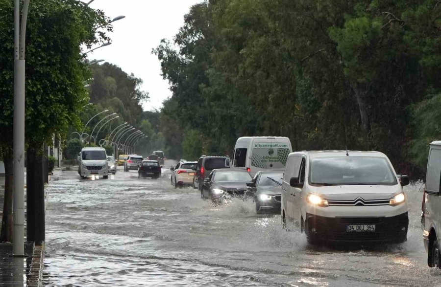 Antalya’da Ünlü Turizm Merkezi Sular Altında