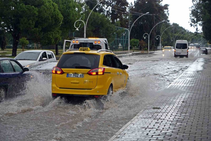 Antalya’da Ünlü Turizm Merkezi Sular Altında