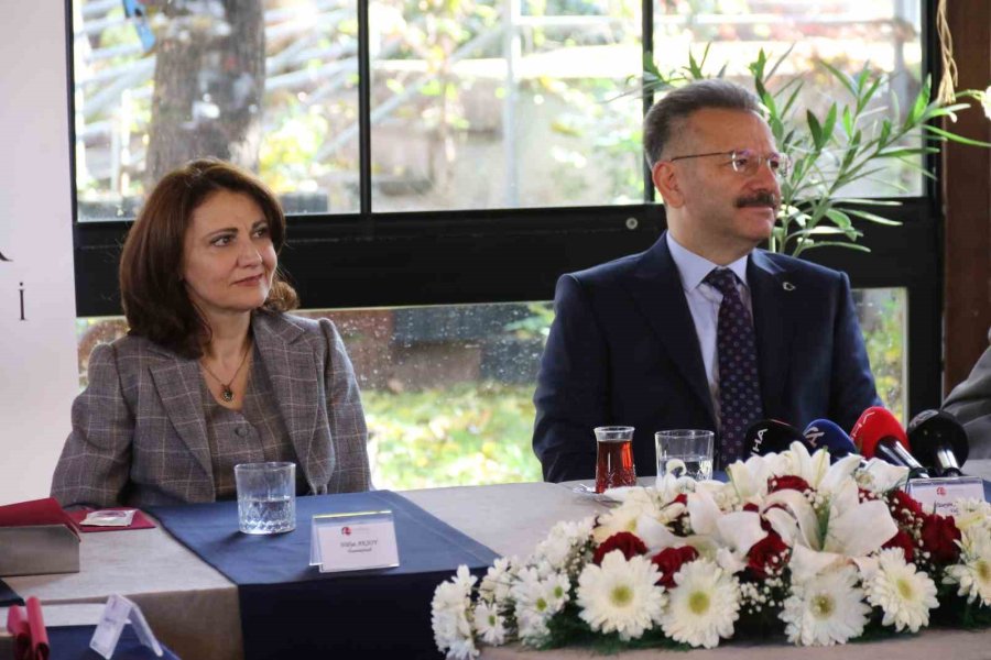 Vali Aksoy, Resim Öğretmeni Olan Eşinin De Gününü Çiçekle Kutladı