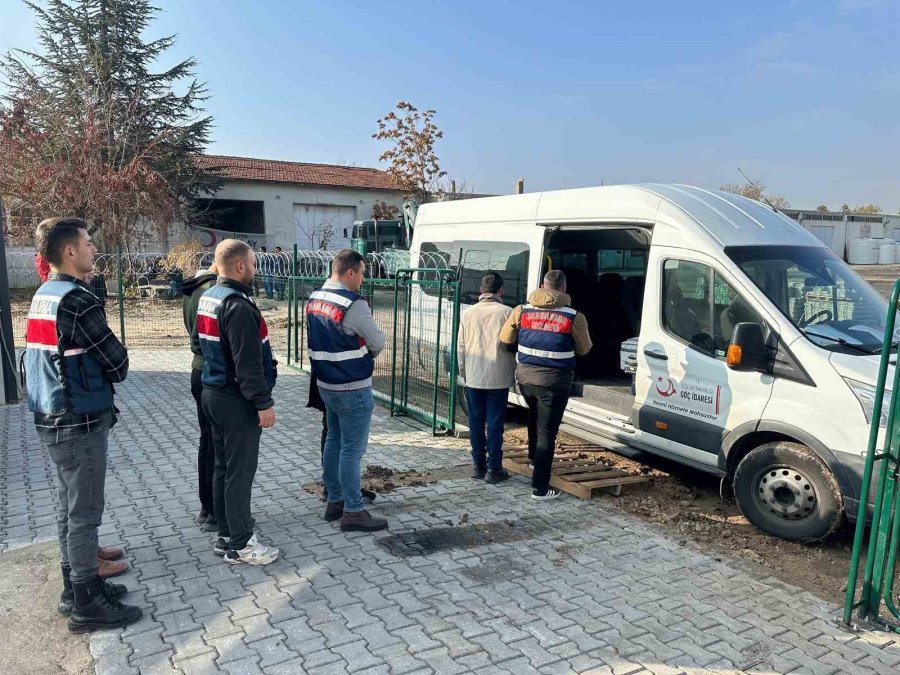 Eskişehir’de 44 Düzensiz Göçmen Hakkında 1 Milyon 4 Bin 696 Tl Ceza Yazıldı