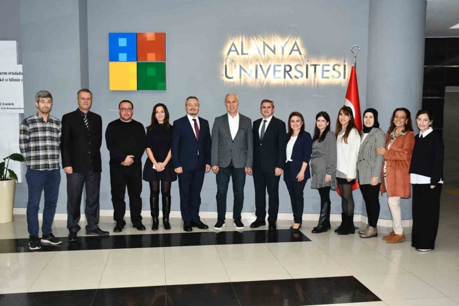 Alanya Üniversitesi’nden Başkan Özçelik’e Destek Plaketi