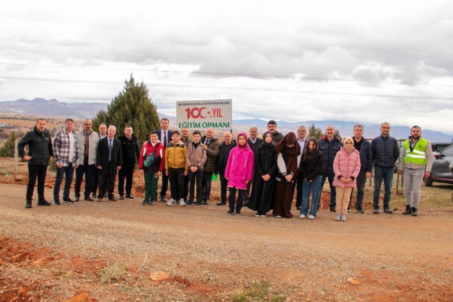 Beyşehir’de Öğretmenler İçin Fidanlar Toprakla Buluşturuldu