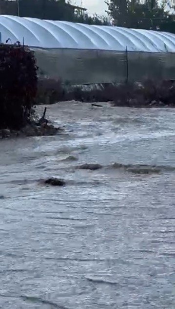 Antalya’da Sal Ve Dolu Seraları Vurdu