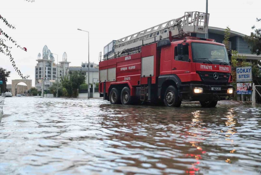 Antalya Büyükşehir, Afet Bölgesinde İncelemelerde Bulunup Yardım Eli Uzattı