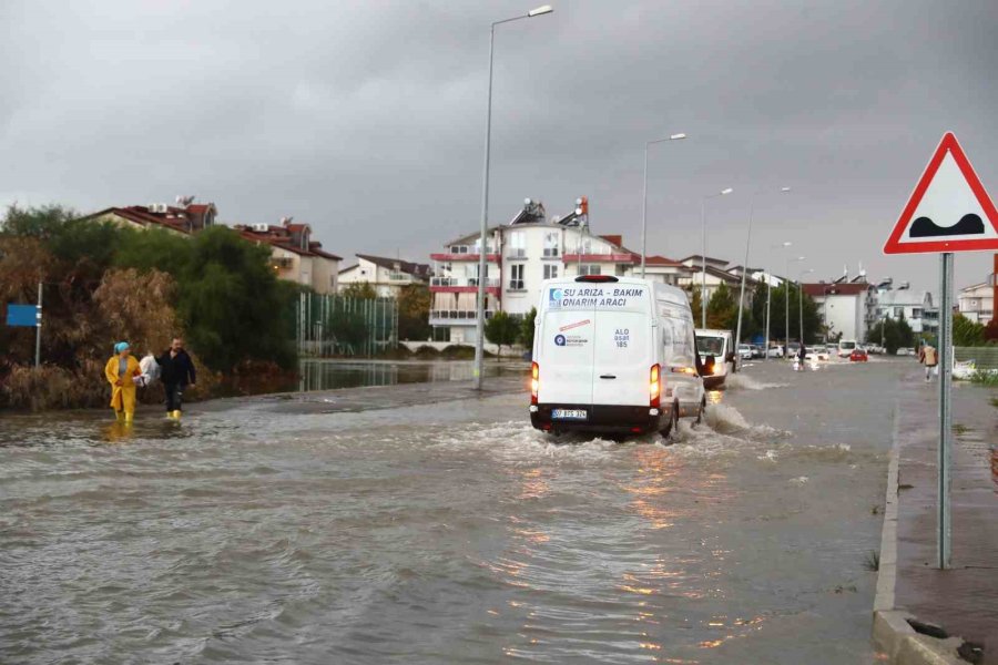 Antalya Büyükşehir, Afet Bölgesinde İncelemelerde Bulunup Yardım Eli Uzattı