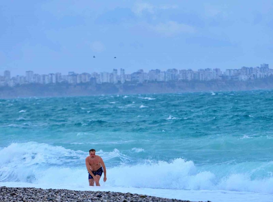 Rus Turist Fırtınanın Oluşturduğu Dev Dalgalar Arasında Denize Girdi, Ceket Giyenlere Güldü