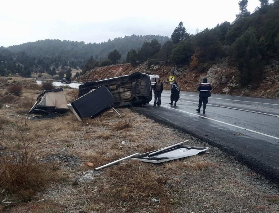 Minibüs Devrildi, Yabancı Uyruklu Sürücü Yaralandı