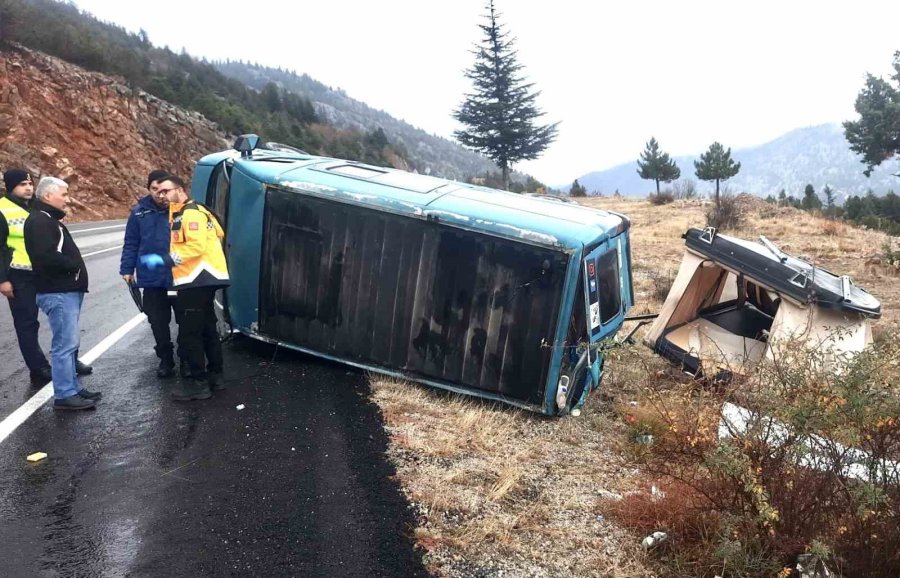 Minibüs Devrildi, Yabancı Uyruklu Sürücü Yaralandı