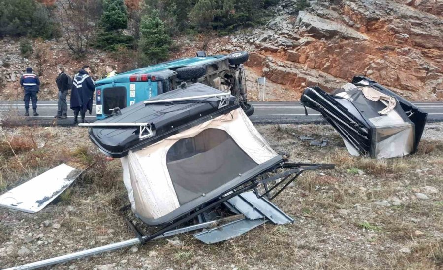 Minibüs Devrildi, Yabancı Uyruklu Sürücü Yaralandı