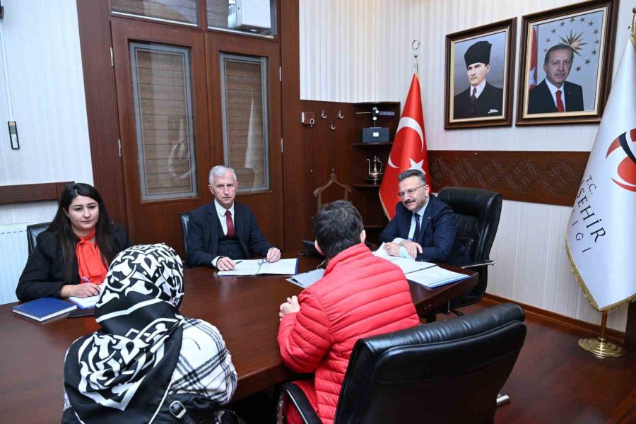 Vali Aksoy, Halk Günü Toplantısında Vatandaşlarla Buluştu