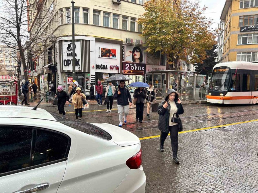 Sağanak Yağmurdan Korunmak İsteyen Vatandaşlar Saklanacak Yer Aradı