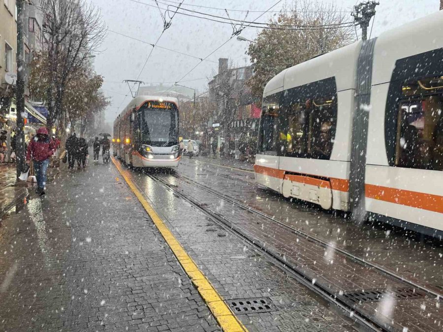 Eskişehir Merkezine Yılın İlk Karı Düştü, Kent Beyaza Büründü