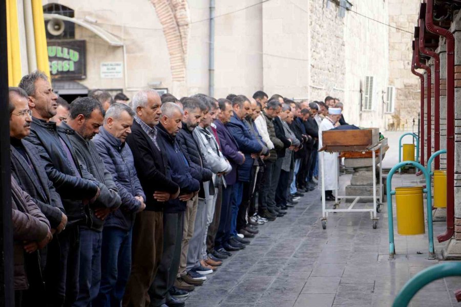 Niğde’de Evde Ölü Bulunan Adam Defnedildi