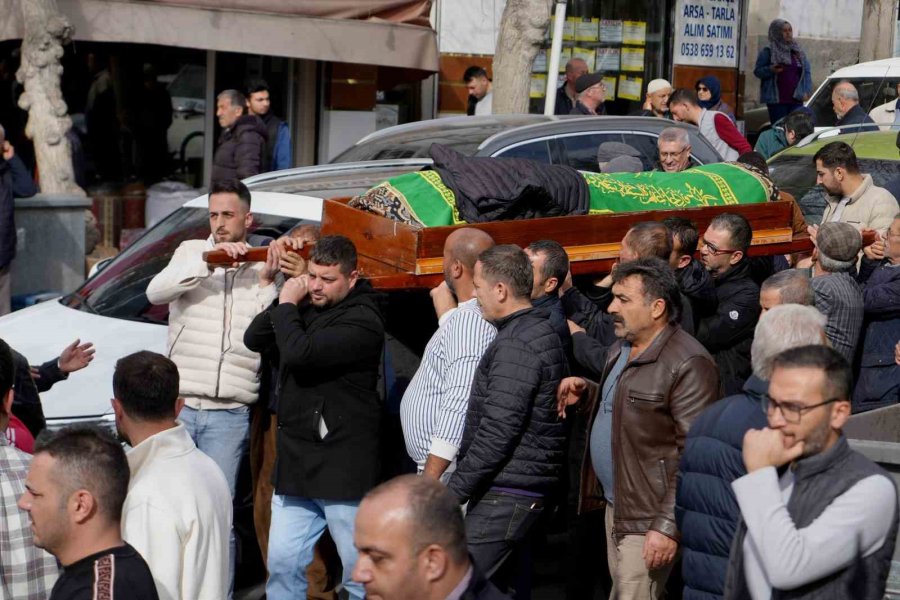 Niğde’de Evde Ölü Bulunan Adam Defnedildi