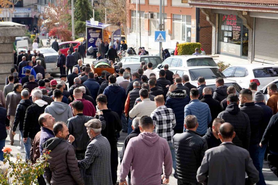 Niğde’de Evde Ölü Bulunan Adam Defnedildi