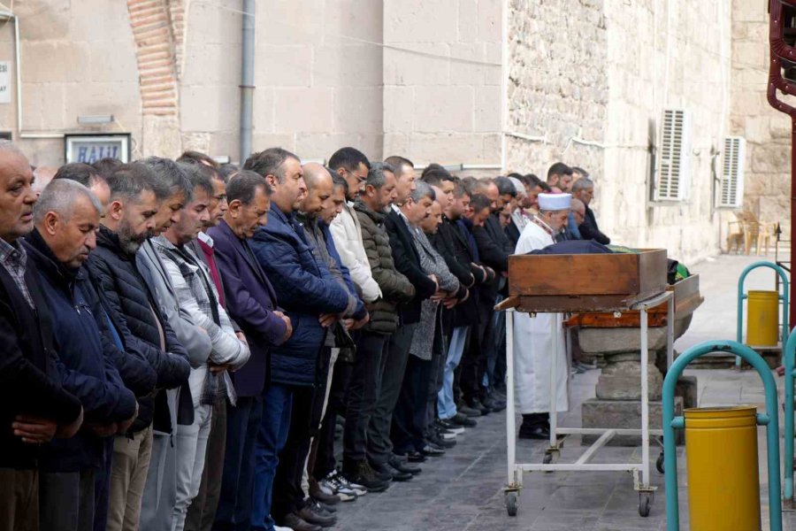 Niğde’de Evde Ölü Bulunan Adam Defnedildi