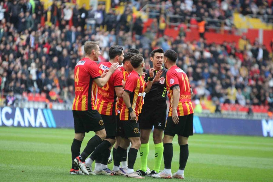 Trendyol Süper Lig: Kayserispor: 0 - Fenerbahçe: 2 (maç Devam Ediyor)