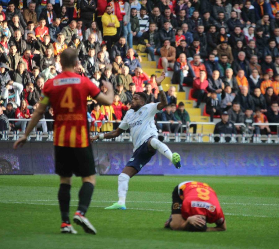 Trendyol Süper Lig: Kayserispor: 0 - Fenerbahçe: 2 (maç Devam Ediyor)