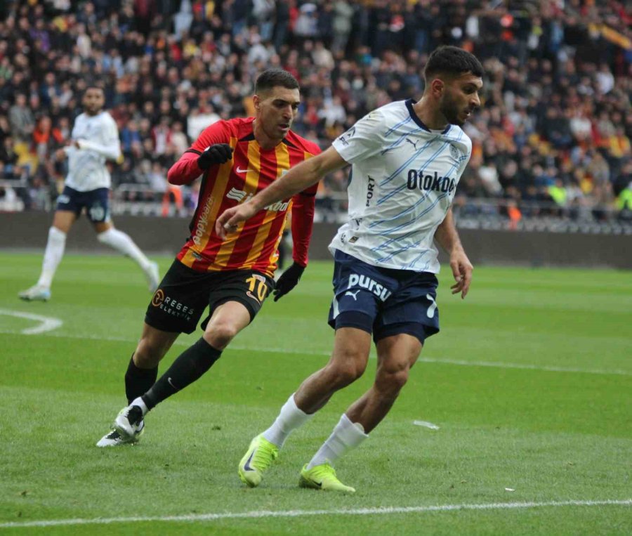 Trendyol Süper Lig: Kayserispor: 1 - Fenerbahçe: 3 (ilk Yarı)