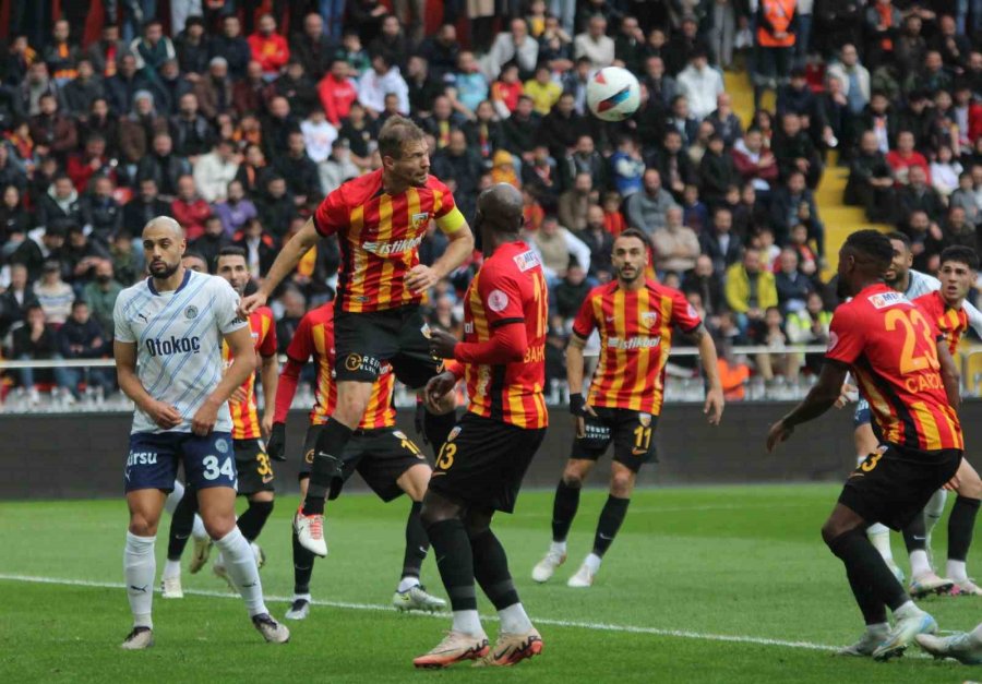 Trendyol Süper Lig: Kayserispor: 1 - Fenerbahçe: 3 (ilk Yarı)