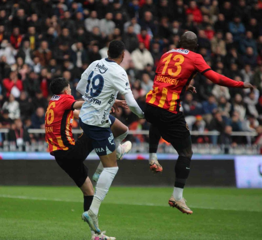 Trendyol Süper Lig: Kayserispor: 1 - Fenerbahçe: 3 (ilk Yarı)