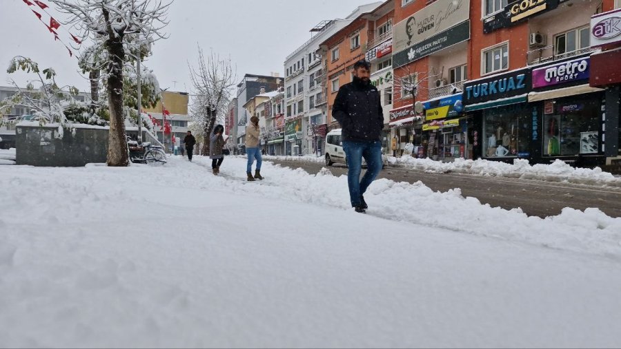 Mevsimin İlk Karı Aksaray’ı Beyaza Bürüdü