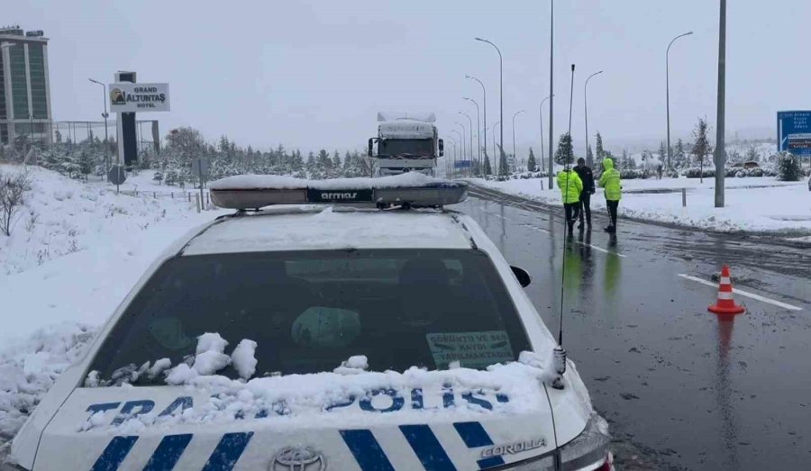 Aksaray’da Nevşehir Ve Konya Karayolları Trafiğe Kapatıldı