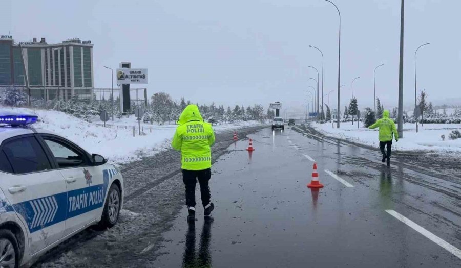 Aksaray’da Nevşehir Ve Konya Karayolları Trafiğe Kapatıldı