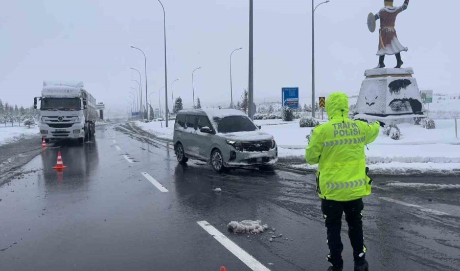 Aksaray’da Nevşehir Ve Konya Karayolları Trafiğe Kapatıldı