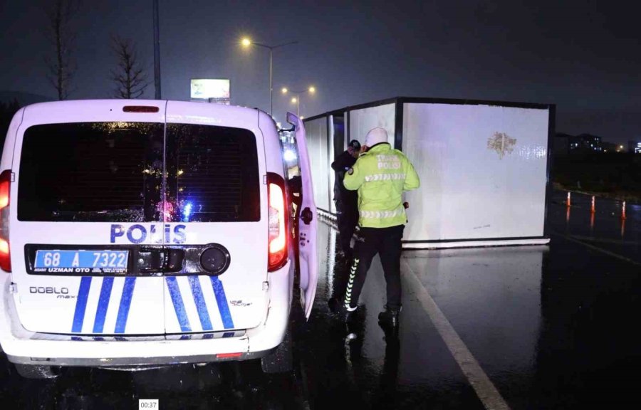 Aksaray’da Fırtına Konteynerleri Karayoluna Uçurdu