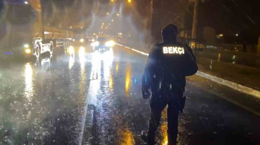 Aksaray’da Fırtına Konteynerleri Karayoluna Uçurdu