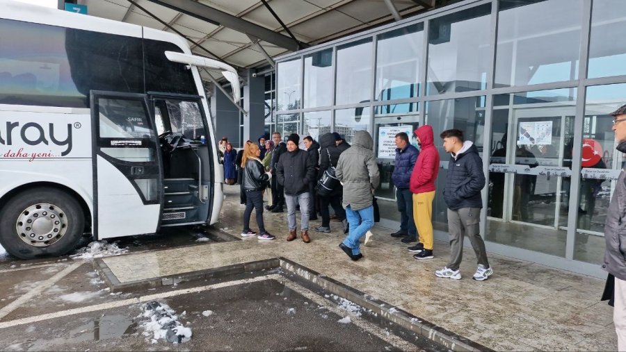 Kar Yağışı, Şehirlerarası Otobüs Seferlerini Aksattı