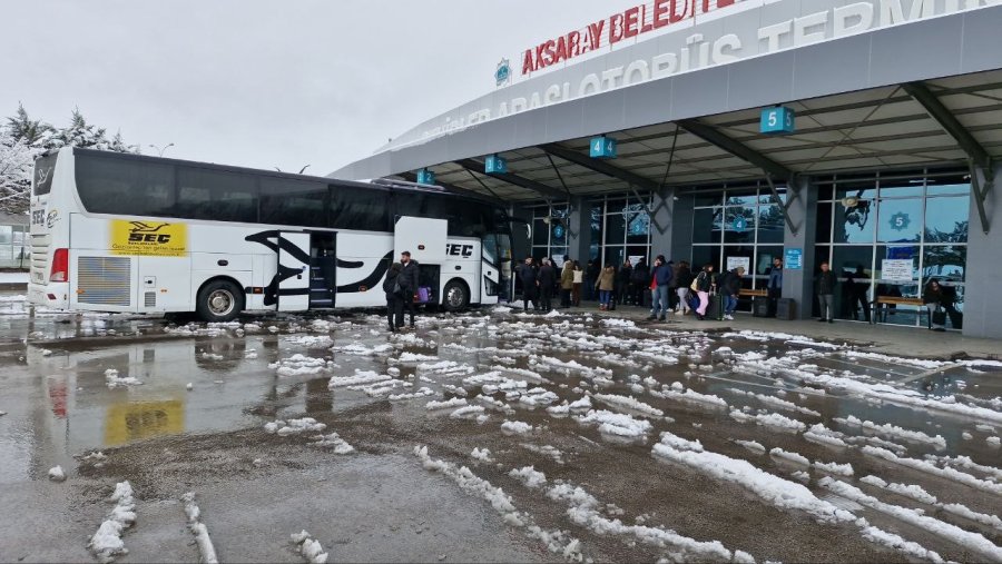 Kar Yağışı, Şehirlerarası Otobüs Seferlerini Aksattı