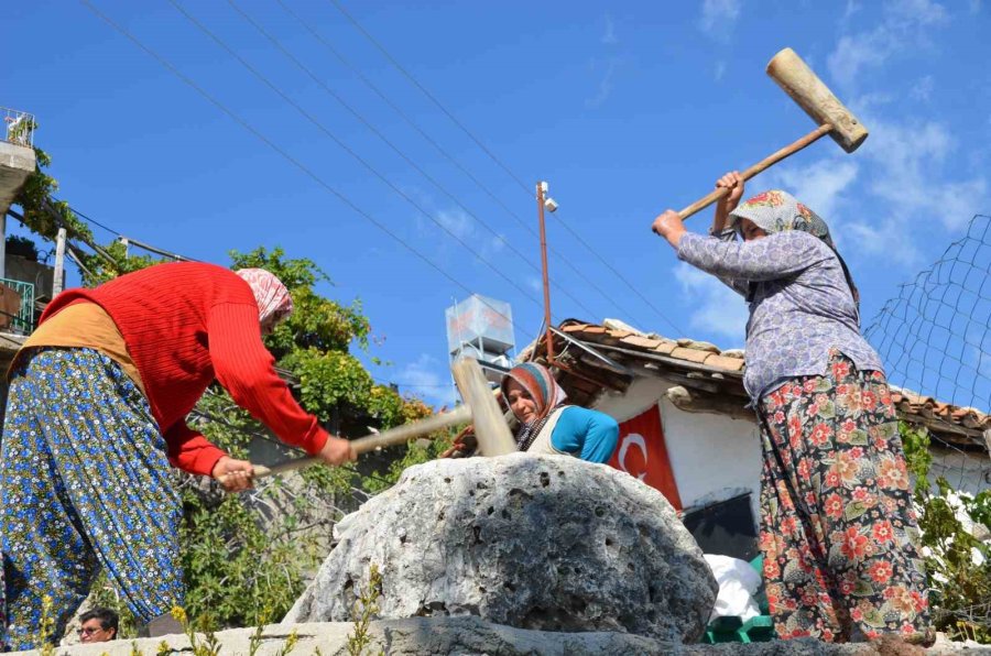 Antalyalı Kadınların İmece Usulü Kış Mesaisi