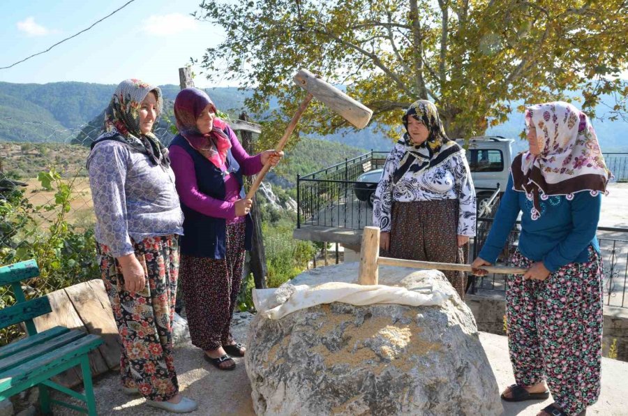 Antalyalı Kadınların İmece Usulü Kış Mesaisi