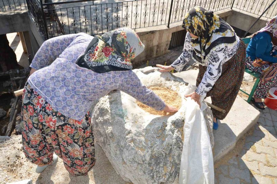 Antalyalı Kadınların İmece Usulü Kış Mesaisi