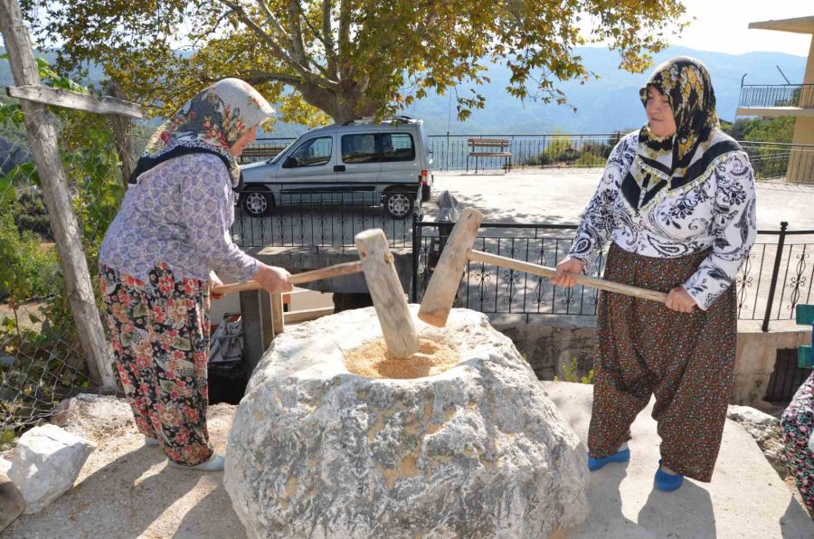 Antalyalı Kadınların İmece Usulü Kış Mesaisi